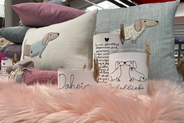 Selbstgemachte Kissen mit Dackelmotiv