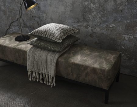 Braunes Sofo. Stoff ist von fine