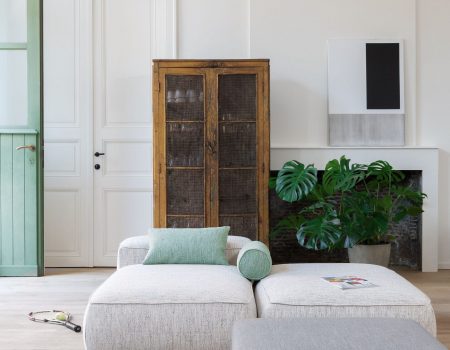 Weiße Polster in einem Wohnzimmer. Stoff ist von fine.