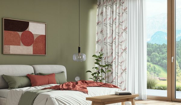 Stoff Ginella. Ein Bild, das Vorhang, in einem Schlafzimmer mit Bett und einer grünen Wandfarbe enthält.