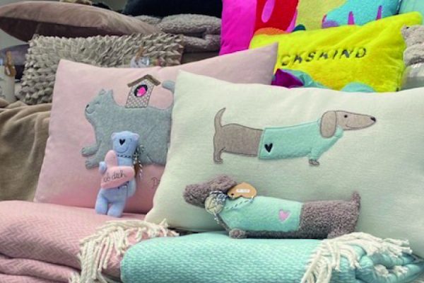 Kisssen und Stofftiere mit Dackelmotiv.