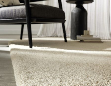 Beiger Hochflor-Teppich mit dunklen Fransen. JAB ANSTOETZ Group