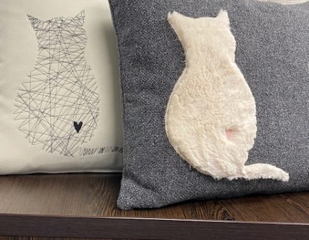 Zwei selbstgenähte Kissen mit stilisierten Katzenmotiven